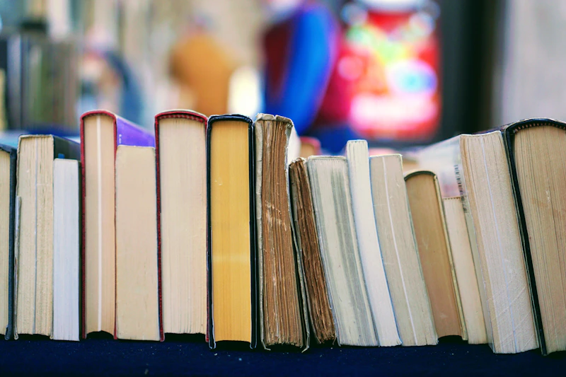 Pilhas de livros encadernados em couro com marcadores em fita