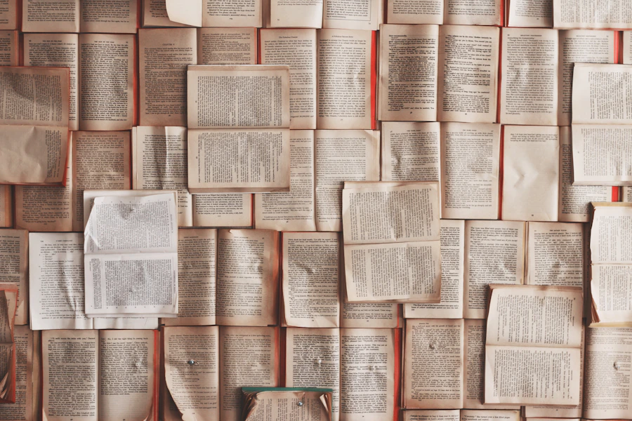 Detalhe de uma biblioteca antiga com lombadas em couro e dourado