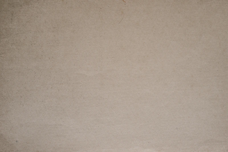 Manuscritos antigos com anotações marginais sobre uma mesa de carvalho